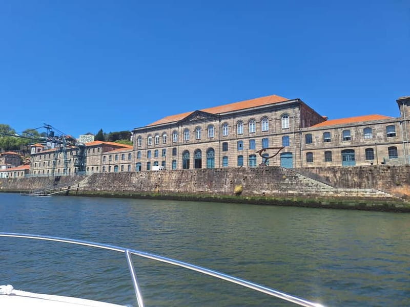Private Boat Tour in Porto with Portuguese Tapas Option - Comfort and Amenities Onboard