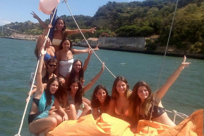 PRIVATE BOAT TOUR Lisbon - Iconic Landmarks Visible from the Water