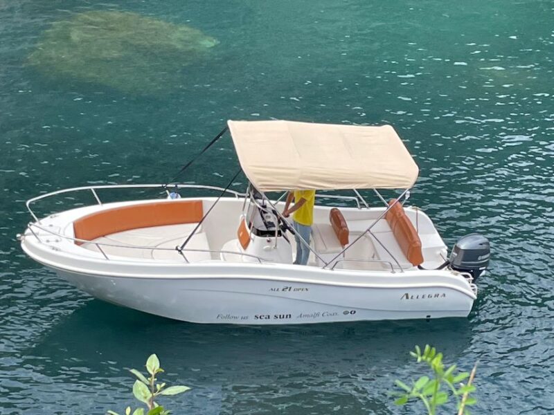 Private boat tour to Capri with aperitif - Key Points