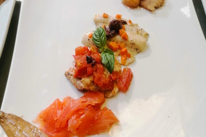 Private boat tour with wine and and food aperitif - Key Points