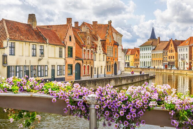 Private Bruges Iconic Sites and Chocolate Tasting Tour - The Tour Starts at Bruges’ Heart: Market Square and the Belfry