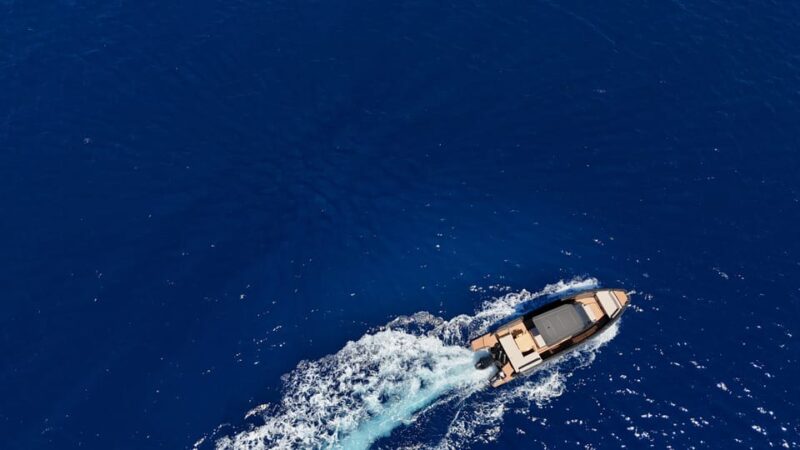 Private Captain Cruise - Visiting the Surreal Vlichada Rocks and Volcanic Coastline