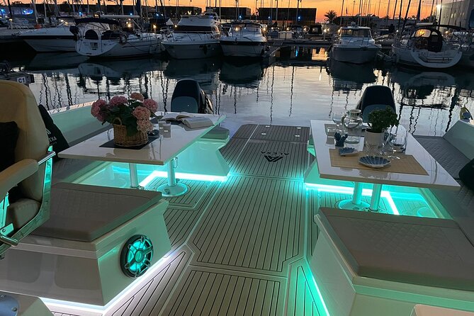 Private Charter in Catamaran Alexa by Barcelona 12 pax 2/4/8 HS - Key Points