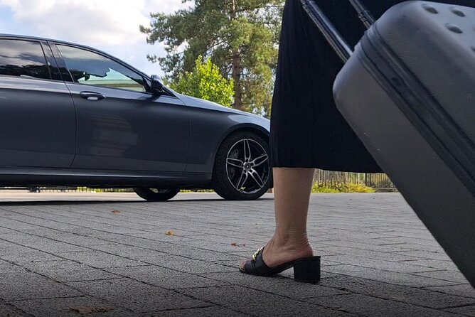 Private Chauffeured Transfer between CDG Airport and Paris - Who Should Consider This Transfer Service