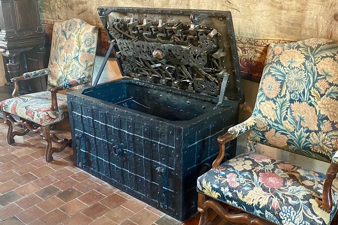 Private Chenonceau, Blois, Chaumont Loire Castles Trip from Paris - Discovering Château Royal de Blois in the Afternoon