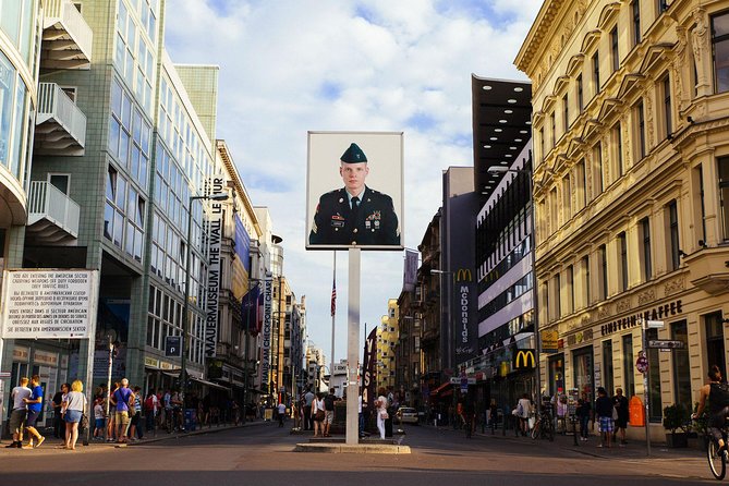 Private City Kickstart Tour: Berlin - Unpacking the Landmarks: Brandenburg Gate and Gendarmenmarkt