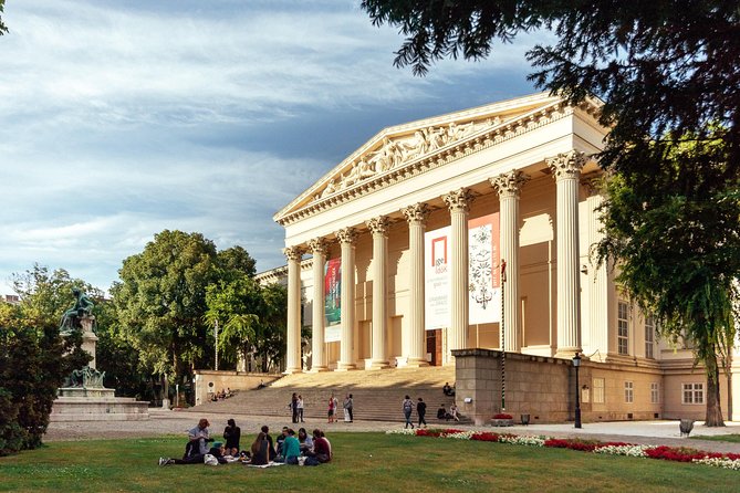 Private City Kickstart Tour: Budapest - Strolling through Vigado Square and 19th Century Architecture