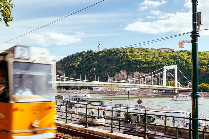 Private City Kickstart Tour: Budapest - Crossing the Erzsebet Bridge