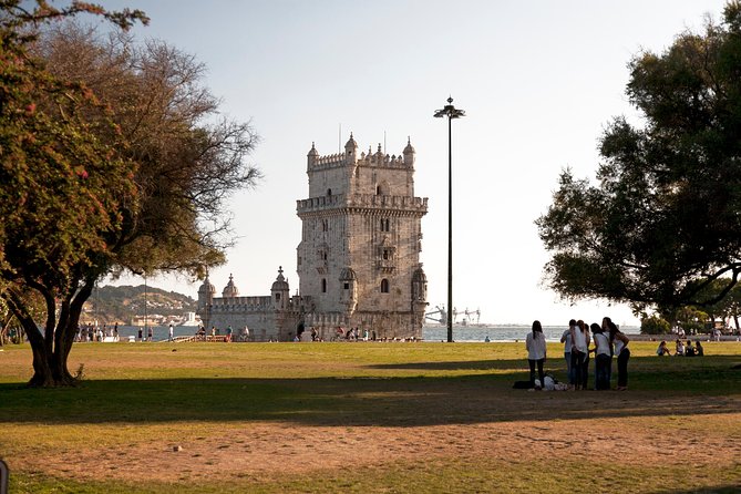 Private City Tour: Lisbon Golden Age in 4H with Transfer - Walking the Ramparts of Castelo de São Jorge