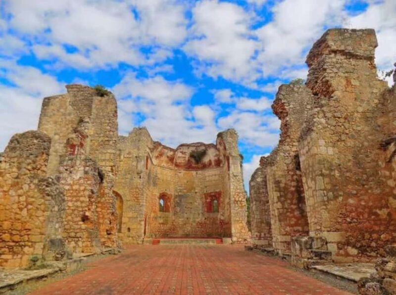 Private Colonial Zone Heritage Walk Guided by a Local Artist - Key Points