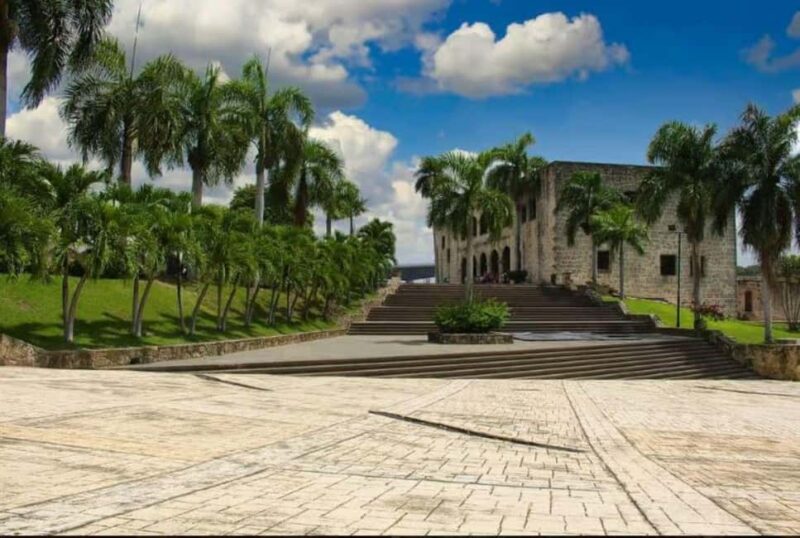 Private Colonial Zone Heritage Walk Guided by a Local Artist - Who Will Appreciate This Tour Most?