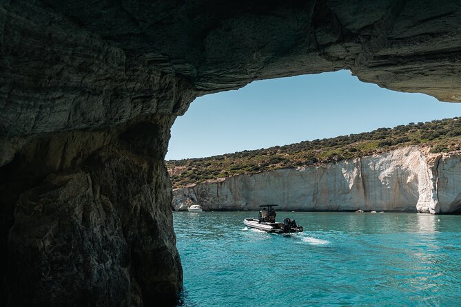 Private Cruise with Speedboat: Kleftiko- Sarakiniko- Sykia cave - Discover the Private Speedboat Tour of Milos with Kleftiko, Sarakiniko, and Sykia Cave