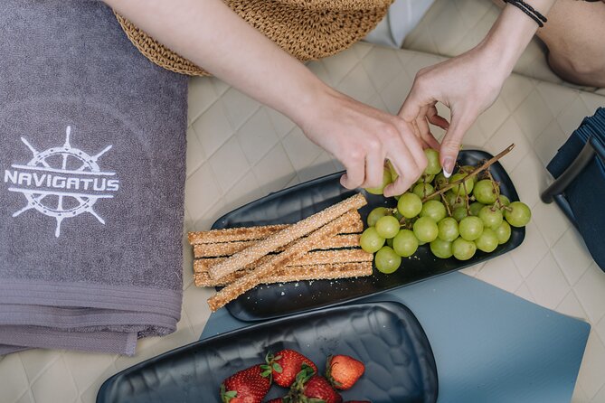 Private Cruise with Speedboat: Kleftiko- Sarakiniko- Sykia cave - Discovering Tsigrado Beach’s Unique Terrain