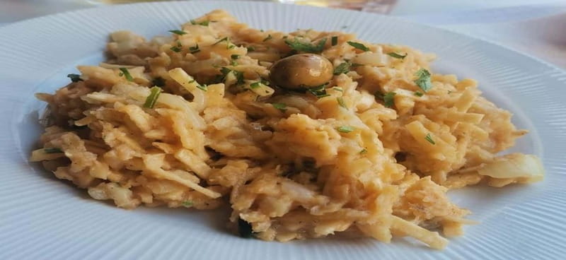 Private day tour Arrábida, Palmela Castle, tiles and Winery - Market Experience at Livramento Market