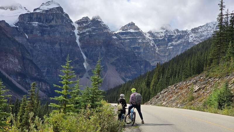 Private Day Tour: Moraine Lake and Lake Louise - Experiencing Moraine Lake’s Spectacular Setting
