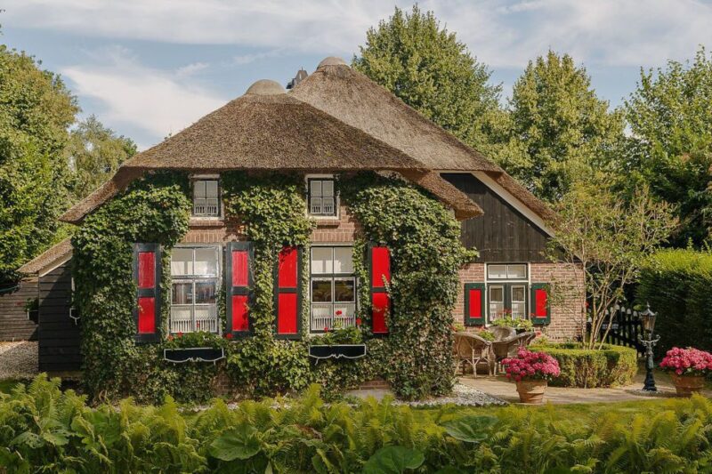 Private Day Trip to Giethoorn and the Afsluitdijk - Explore the Charming Town of Giethoorn and Its Canals