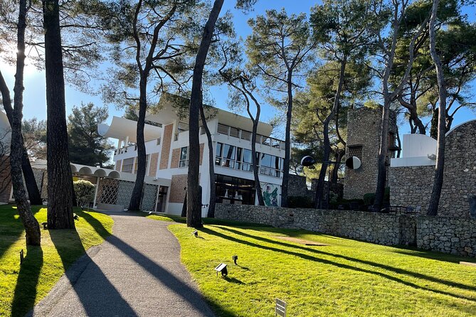 Private discovery of Saint-Paul-de-Vence - Visiting La Chapelle des Penitents Blancs