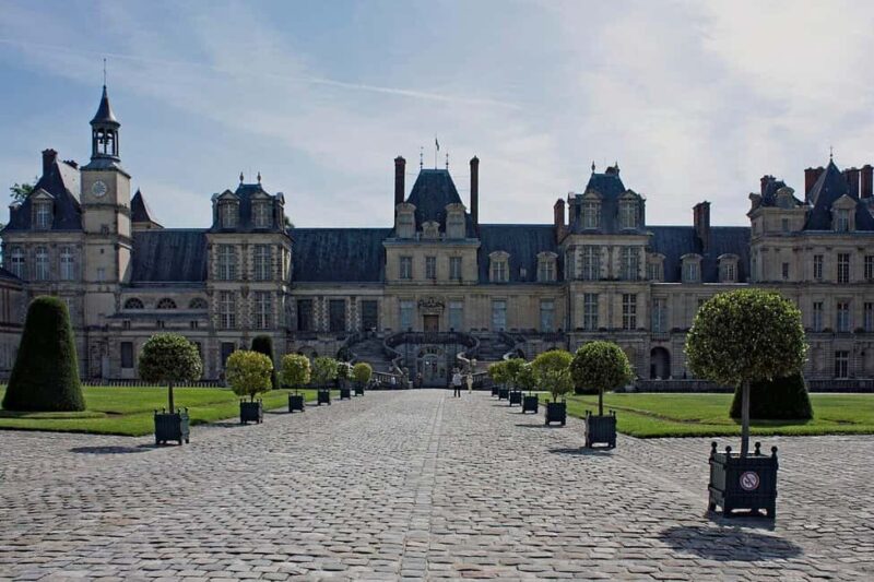 Private excursion to the Château de Fontainebleau by train - Visiting the Majestic Château de Fontainebleau