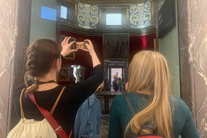Private Florence Uffizi Gallery Tour with Skip-the-Line Entry & Leonardo's Works - Practical Logistics and Accessibility