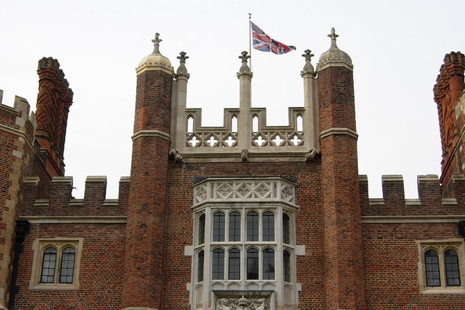 Private Full Day tour of Windsor castle and Hampton court palace from London - Windsor Castle: The Queen’s Weekend Retreat