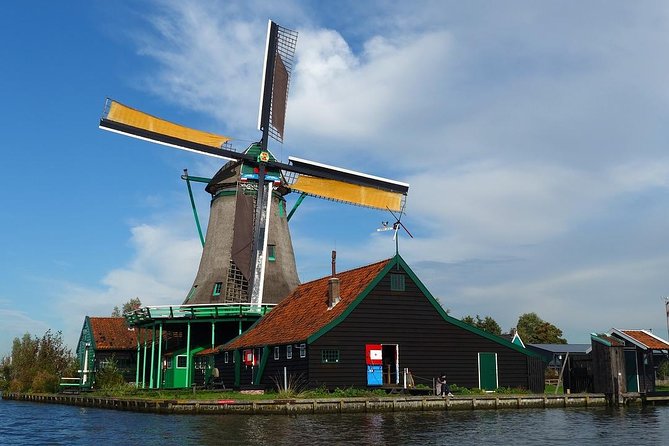 Private Giethoorn & Zaanse Schans Windmills Sightseeing Tour from Amsterdam - Tasting Gouda Cheese at Henri Willig Farm