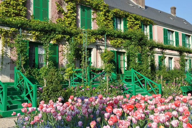 Private Giverny & Versailles Day Trip with Lunch & Hotel Transfers from Paris - Practical Details: Logistics and Group Size