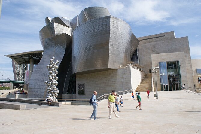 Private Guggenheim Museum Bilbao Tour with Official Guide - Meet Your Guide at the Guggenheim Museum’s Community Desk