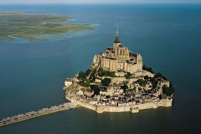 Private Guided Day Tour of Mont St-Michel from Paris - Leisure Time in the Village for Lunch and Exploration