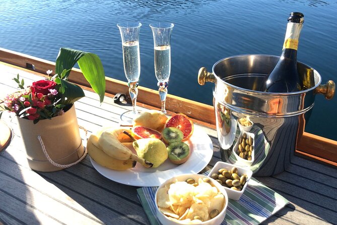 Private Guided Sailing Boat Tour on Lake Como with Aperitif - Key Points