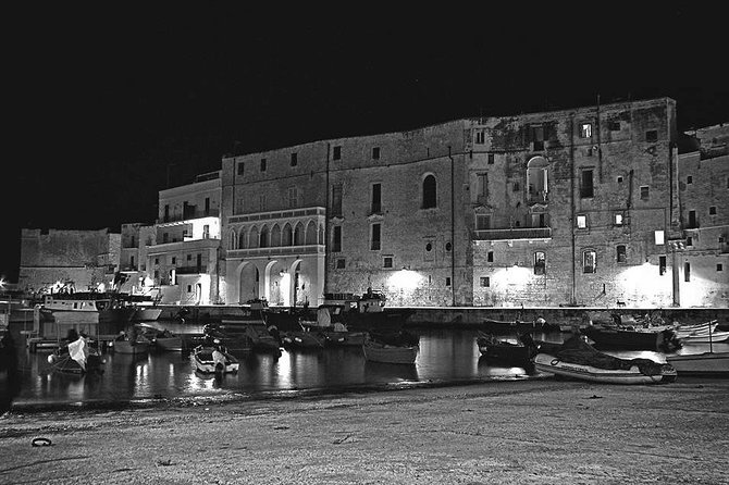 Private guided tour in Monopoli: walking through the old town - Exploring Carlo V Castle and the Waterfront Promenade