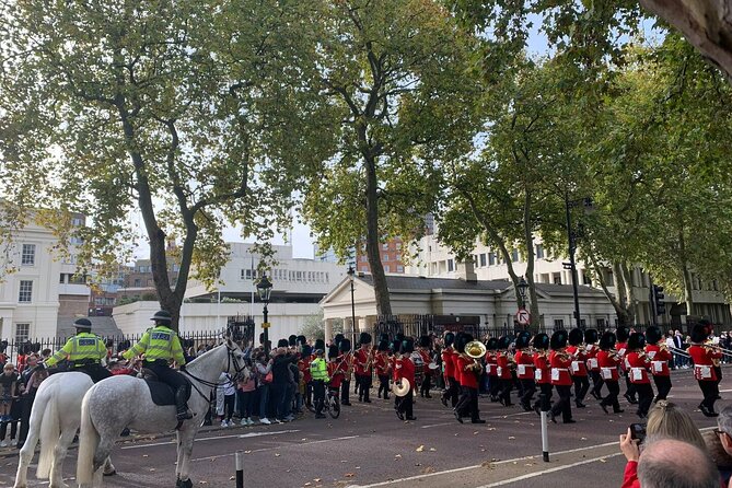 Private Guided Tour of London Landmarks - English or Italian - Relaxing Walk Through St. Jamess Park