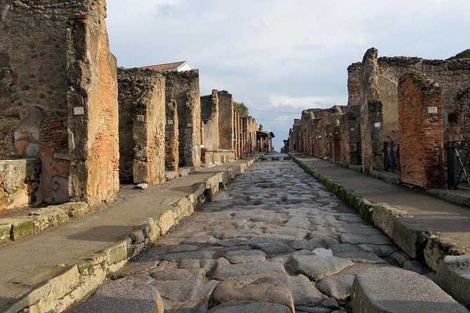 Private Guided Tour of Pompeii. Sunset Tour - The Guide’s Role and Experience