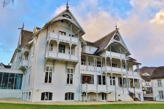 PRIVATE GUIDED TOUR: Queen of the Fjords - tour from Bergen, 6 hours - Fruit Farms and Seasonal Berries