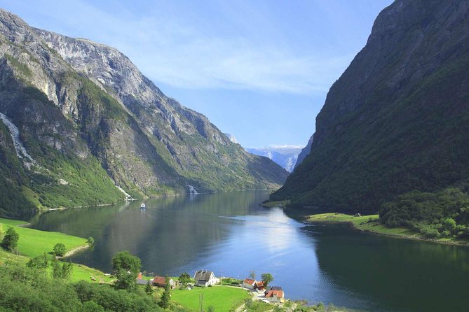 Private guided tour to Oslo - Nærøyfjord Cruise & Flåm Railway - Admiring the Power of Tvindefossen Waterfall