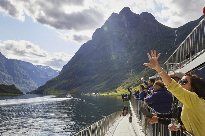 Private guided tour to Oslo - Nærøyfjord Cruise & Flåm Railway - Exploring the Aurlandsfjord and the Flåm Village
