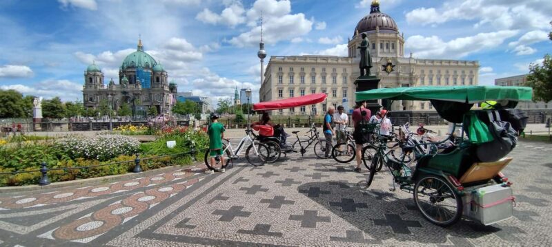 Private Highlights 1 Rickshaw +(E) bikes, E-rollers up to 6 - Meeting Point and Tour Logistics