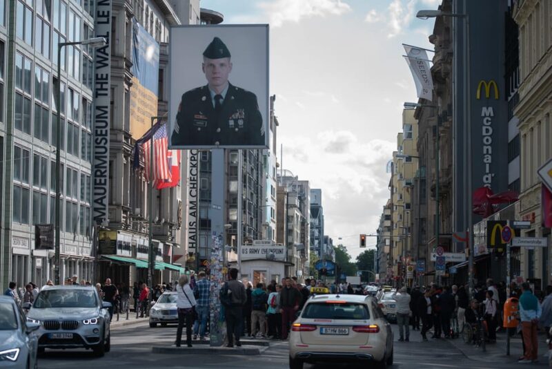 Private Highlights of Berlin Bike Tour - Highlights: Checkpoint Charlie and the Berlin Wall