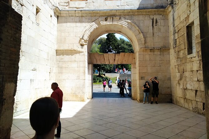 Private History tour - small group - Visiting the Golden Gate: The Main Entrance to Diocletian’s Palace
