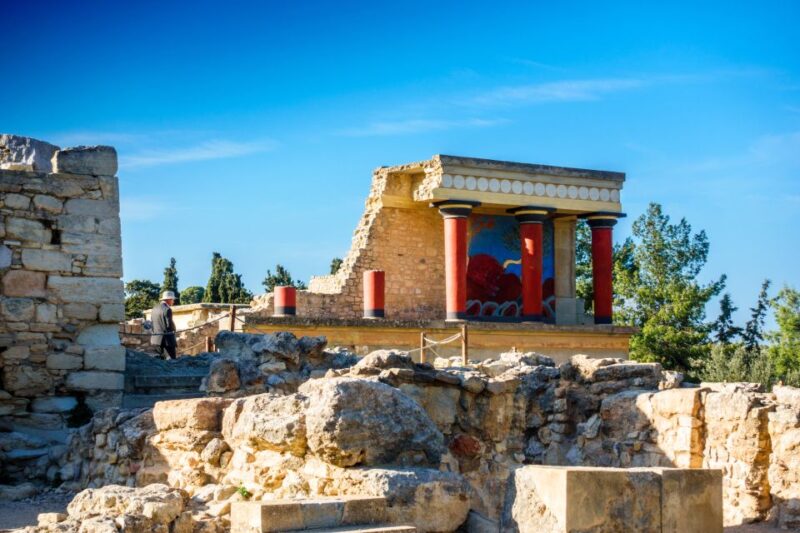 Private Knossos Skip The Line Tour inc. lunch & wine tasting - Savoring a Traditional Cretan Lunch in a Cozy Tavern