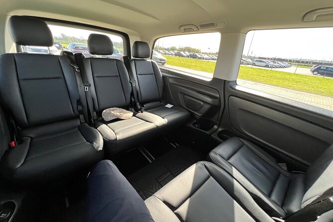 Private Krakow to or from Airport Transfer - How the Driver Monitors Flight Arrivals for Timely Pickups