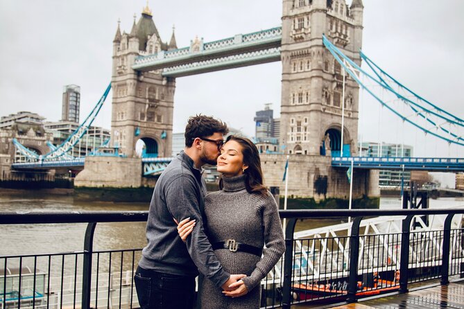 Private landmarks photoshoot for families and couples - Meeting Point and Tour Flexibility