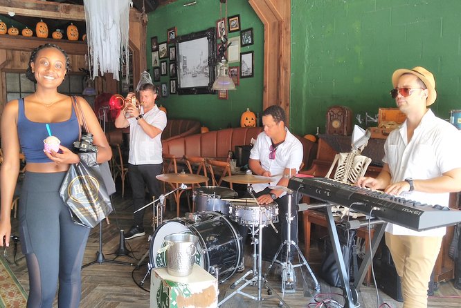 Private Little Havana Cuban Guide, Museum Food Art live music - Enjoying Live Music and Salsa at Ball & Chain