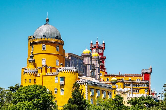 Private Local Sintra Tour: Palaces & Coast by Classic Car or Jeep - Visiting Azenhas do Mar and the Coastal Charm