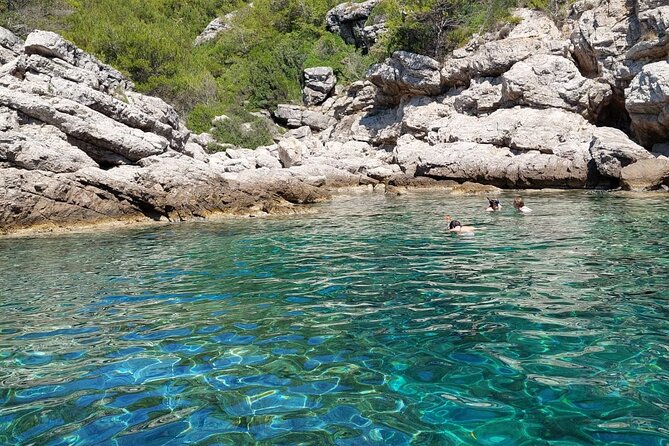 Private luxury speedboat tour-Islands, caves, beaches, snorkeling - Onboard Amenities and Entertainment