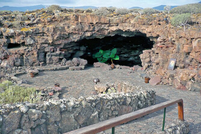 Private luxury Tour of Jameos del Agua and Cueva de los Verdes in Lanzarote - The Unique Experience of Cueva de los Verdes’ Underground Passageways