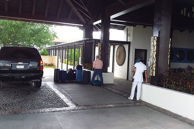 Private luxury transportation from CUN Airport to Puerto Morelos - Punctuality and Service Reliability