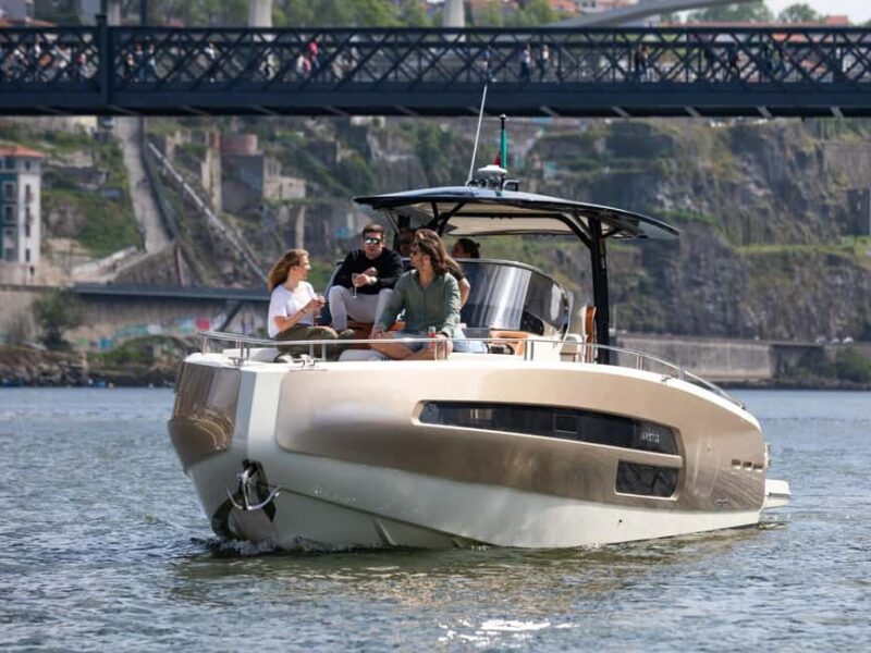 Private Luxury Yacht Tour in Lisbon with Local Guide - The Itinerary: A Scenic Journey with Iconic Landmarks