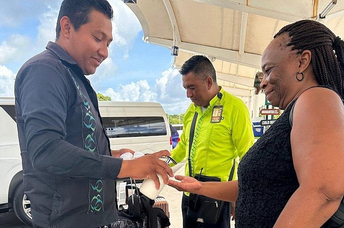 Private Minivan Departures from Hotels to Cancun Airport - Location and Departure Details in Cancun