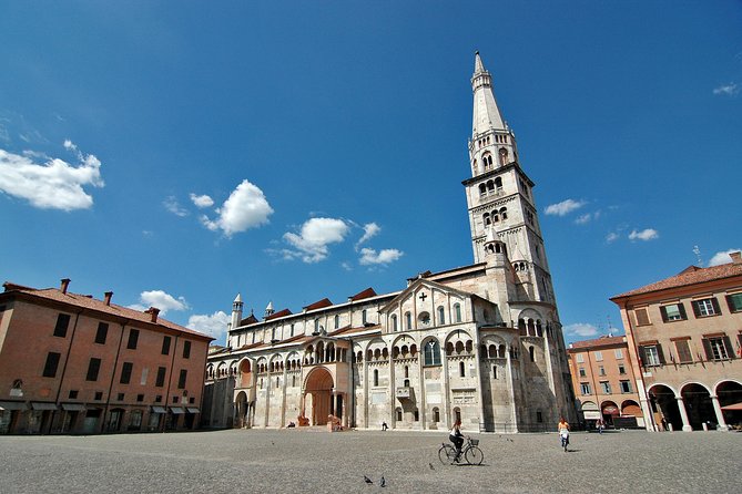 Private Modena old town walking tour - Experience the Bustling Albinelli Market