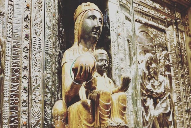 Private Montserrat Tour, Organic Winery & Authentic Local Lunch - Discovering the Art Collection at Montserrat Museum